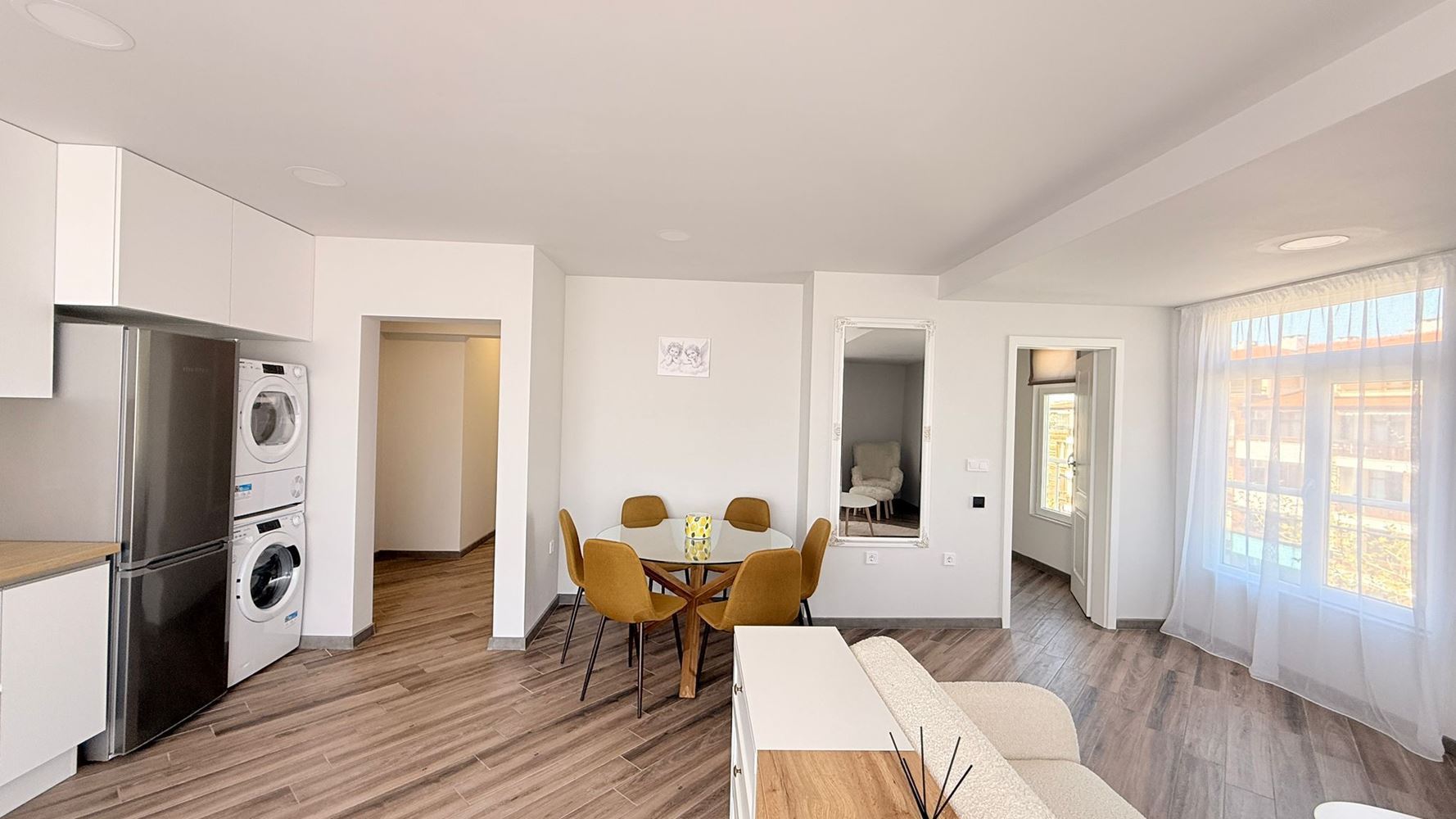 Luxusní apartmán se třemi ložnicemi na první linii v Ravdě – prostor, prestiž a úchvatné mořské panorama