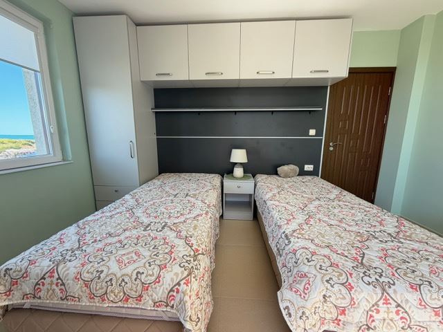 Prostorný apartmán se 2 ložnicemi v první linii u moře s čelním panoramatickým výhledem na moře