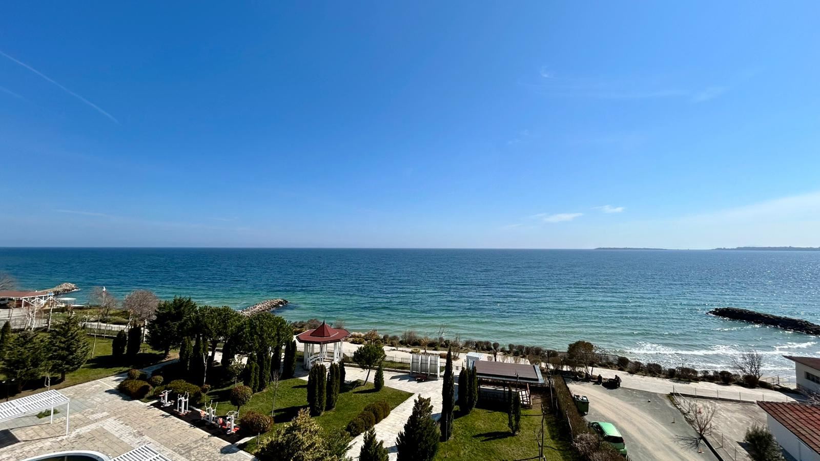 Sveti Vlas – apartmán se třemi ložnicemi s přímým panoramatickým výhledem na moře v komplexu na první linii
