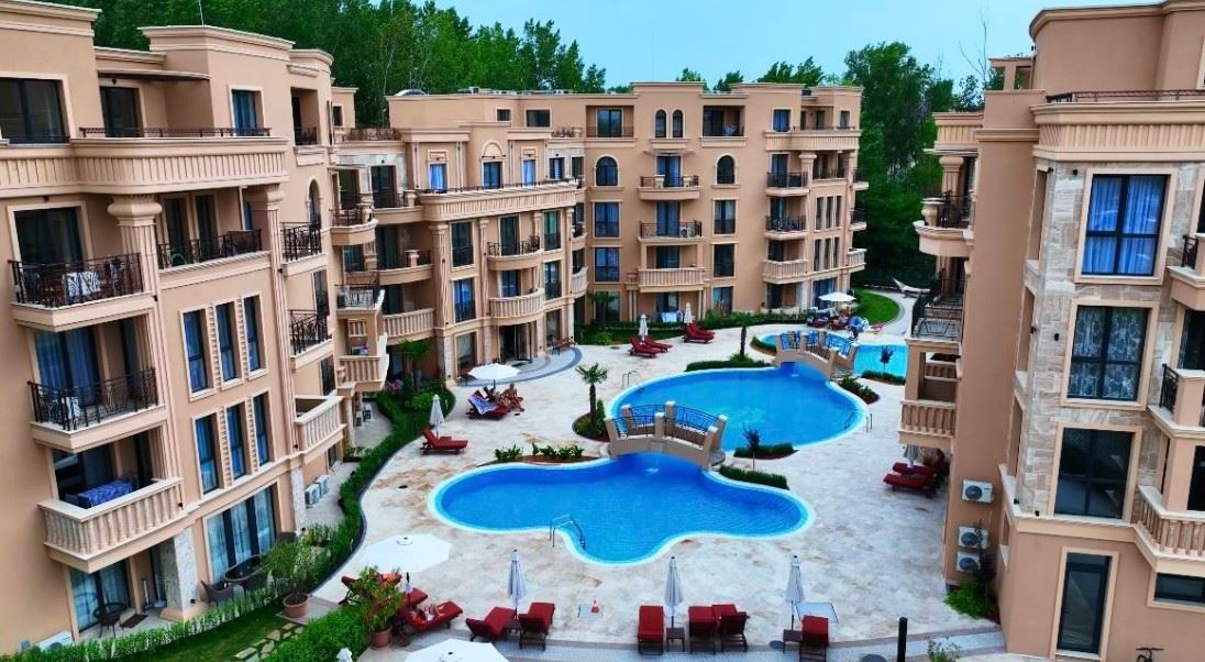 Světlý a stylový apartmán s jednou ložnicí v luxusním komplexu v Sunny Beach – vynikající volba pro bydlení a odpočinek