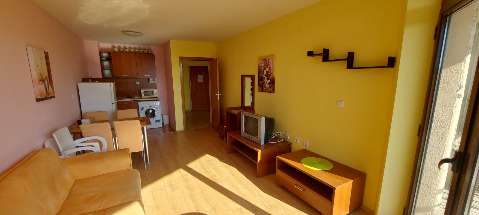 Prostorný apartmán s jednou ložnicí v komplexu s bazénem a vynikajícím vybavením ve Slunečném pobřeží
