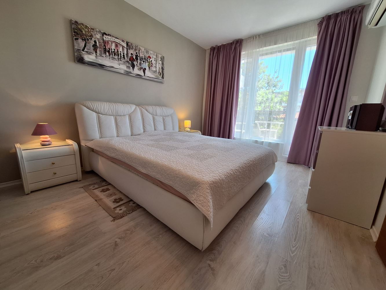 Prostorný apartmán se dvěma ložnicemi a parkovacím místem 200 metrů od moře ve Sveti Vlas