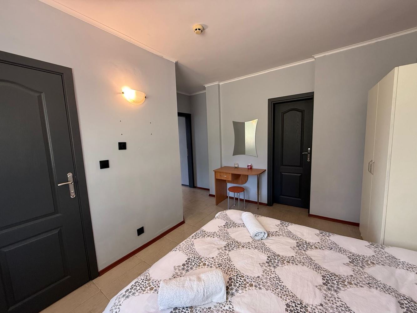Prostorný apartmán se dvěma ložnicemi a krásným výhledem v klidném komplexu nedaleko Slunečného pobřeží