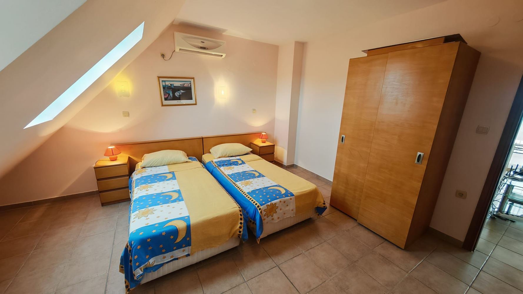 Prostorný třípokojový byt v nejvyšším patře v Slunečném pobřeží — komfort, styl a zelená harmonie u moře