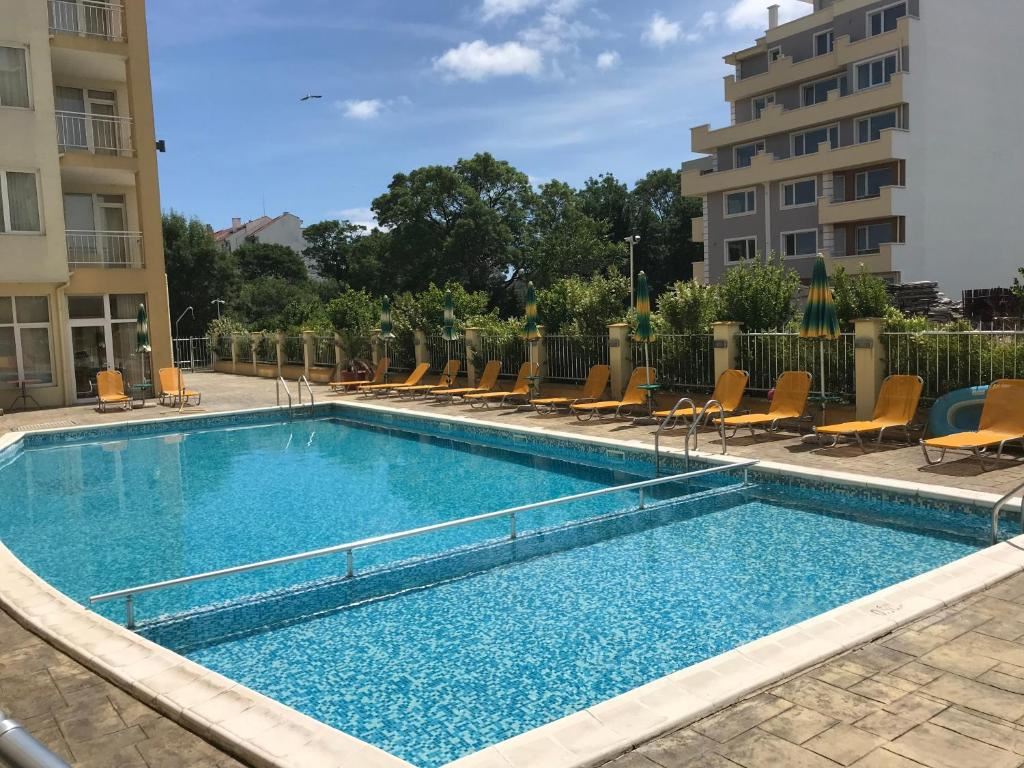 Dvoupokojový apartmán v komplexu v Pomorie – 300 m od pláže, skvělá investice