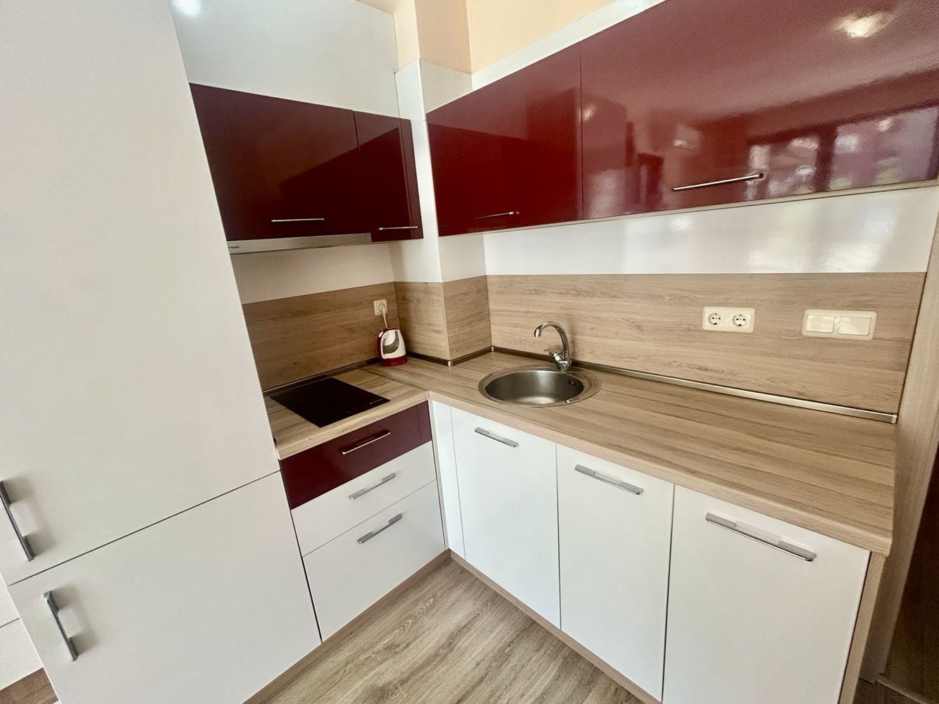 Komfortní 2+kk apartmán s přímým vstupem k bazénu v Nesebaru – mimořádně praktická nabídka