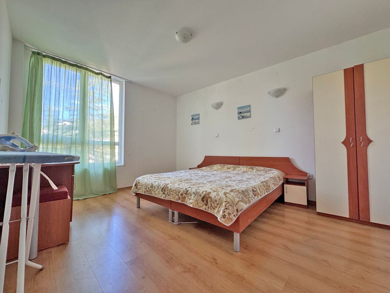 Zařízený apartmán s výhledem na bazén v klidné zelené oblasti Slunečného pobřeží
