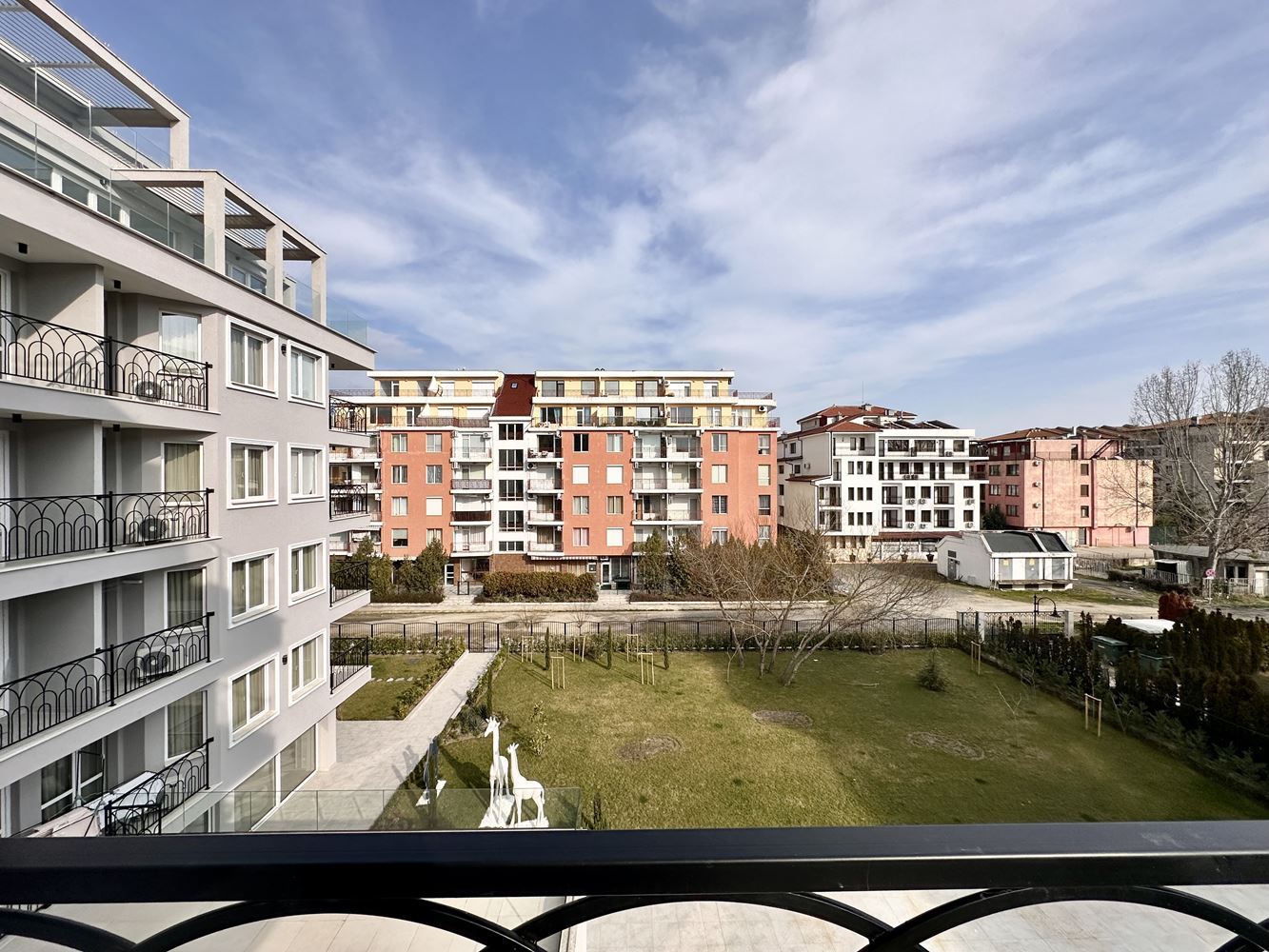 Útulný byt s jednou ložnicí s výhledem na bazén a zeleň ve Slunečném pobřeží – připraven k užívání