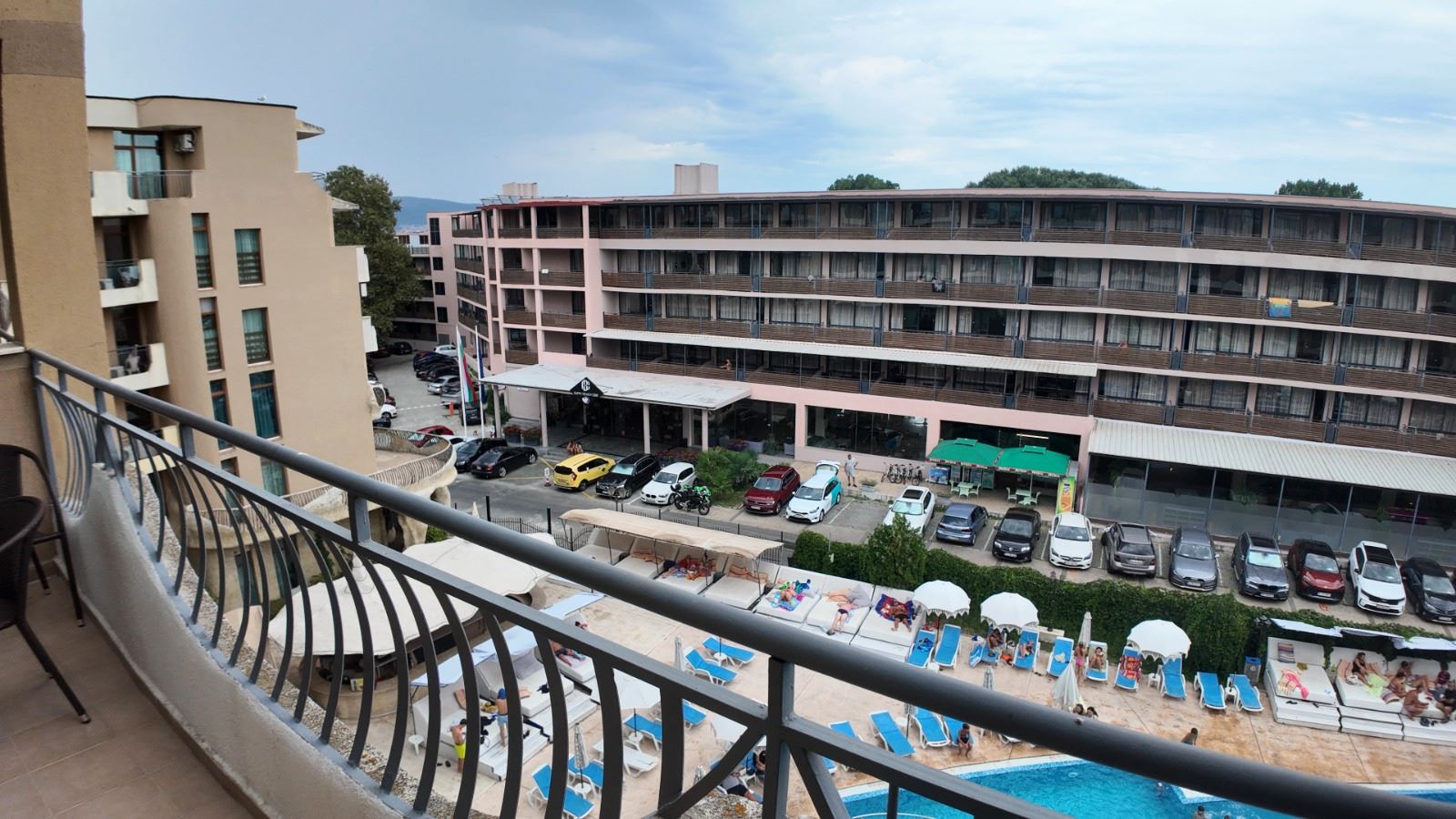 Krásný apartmán se dvěma ložnicemi na Slunečném pobřeží – kompletně zařízený v udržovaném komplexu