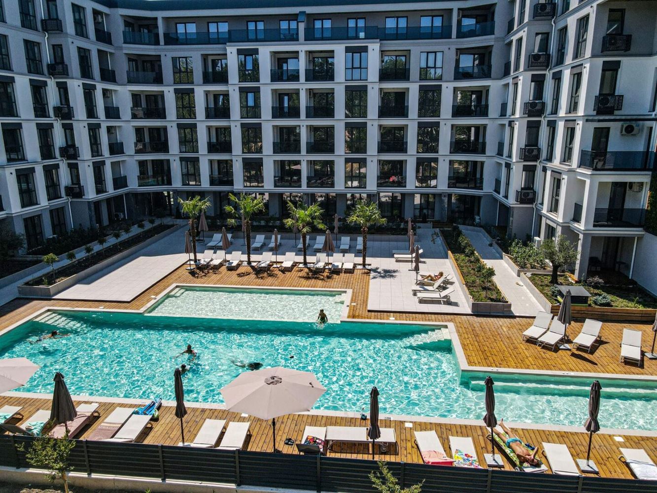 Prostorný luxusní byt se třemi ložnicemi a podzemním parkovacím místem na Slunečném pobřeží