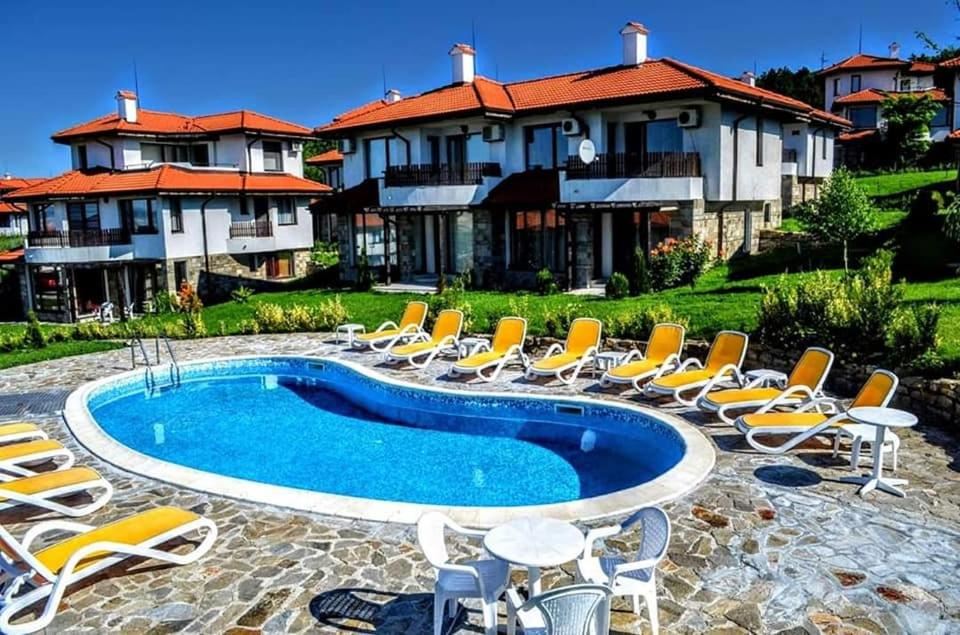 Krásný apartmán se dvěma ložnicemi a terasou ve Slunečném pobřeží