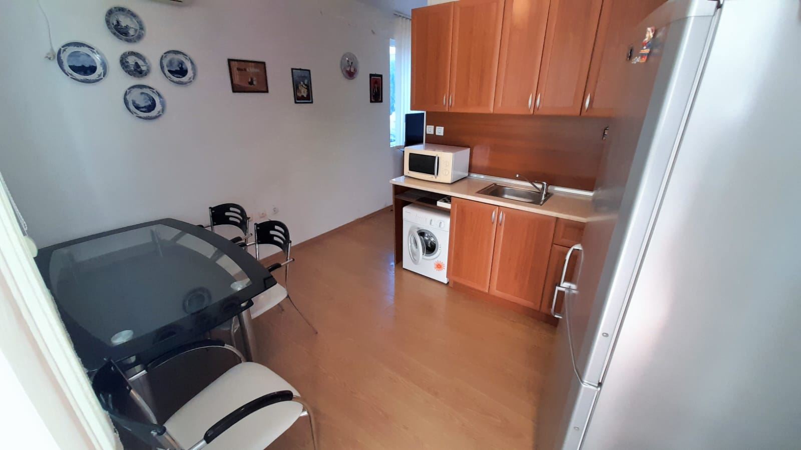 Prostorné studio s prosklenou terasou a dodatečným pokojem – klidná lokalita 500 m od pláže