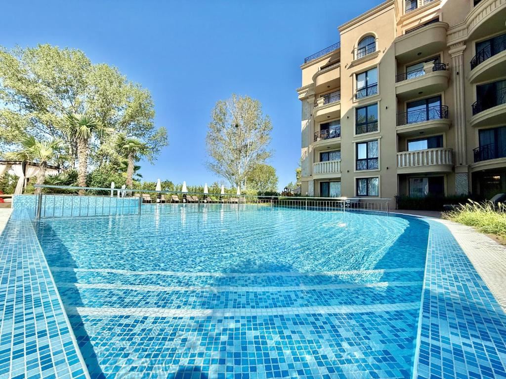 Apartmán se dvěma ložnicemi a velkou panoramatickou terasou ve stylovém komplexu v Sunny Beach
