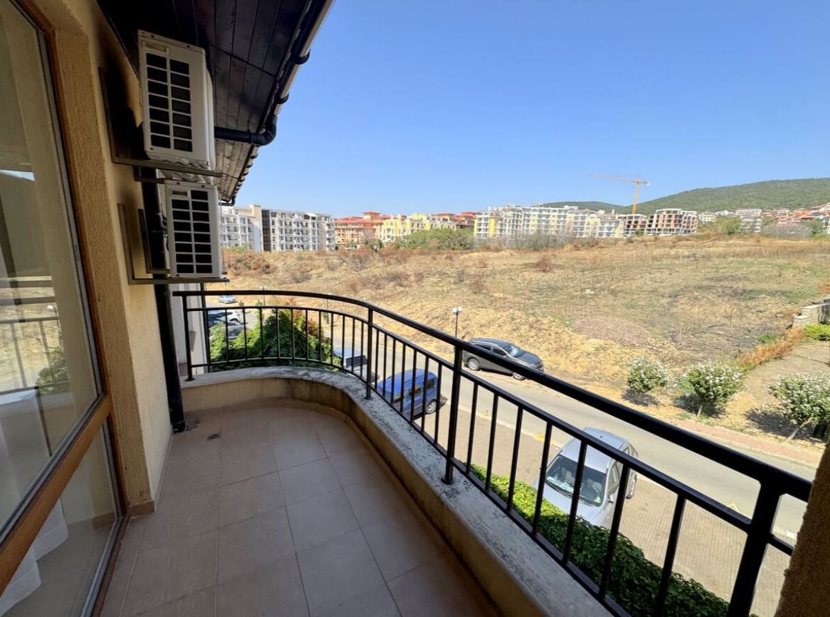 Apartmán se dvěma ložnicemi ve Sveti Vlas – panoramatické výhledy a pohodlí v uzavřeném komplexu