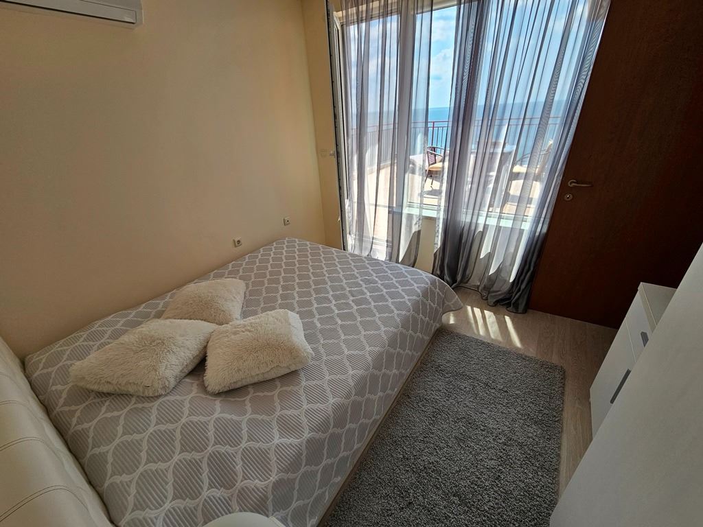 Luxusní panoramatický apartmán na první linii u moře se dvěma ložnicemi a obrovskou terasou