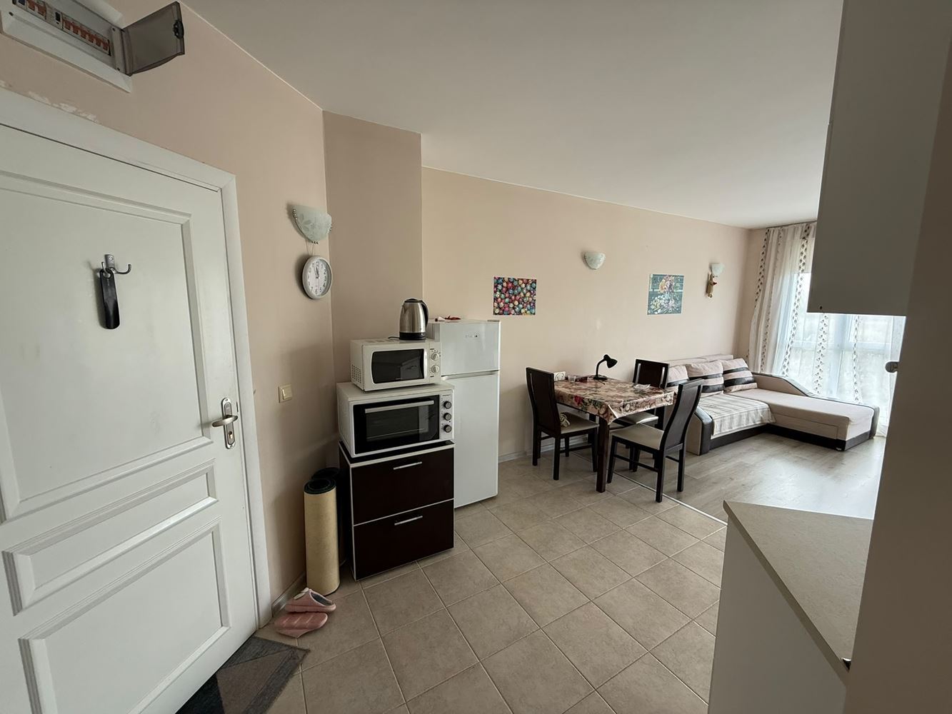 Apartmán s jednou ložnicí uprostřed zeleně v komplexu s bazénem a dětským hřištěm