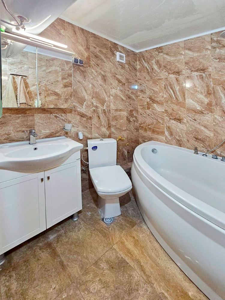 Luxusní třípokojový apartmán s výhledem na moře na první linii v Ravdě – 114 m², dvě terasy a maximální komfort