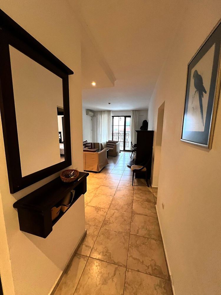 Jedinečný apartmán se dvěma ložnicemi, panoramatickým výhledem na moře a bazén, v první linii u moře v Obzoru
