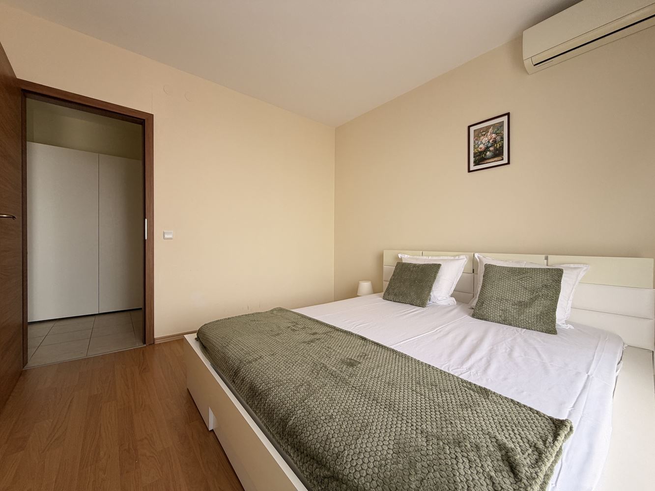Prostorný apartmán se dvěma ložnicemi ve Slunečném pobřeží – panoramatický výhled a klidná lokalita
