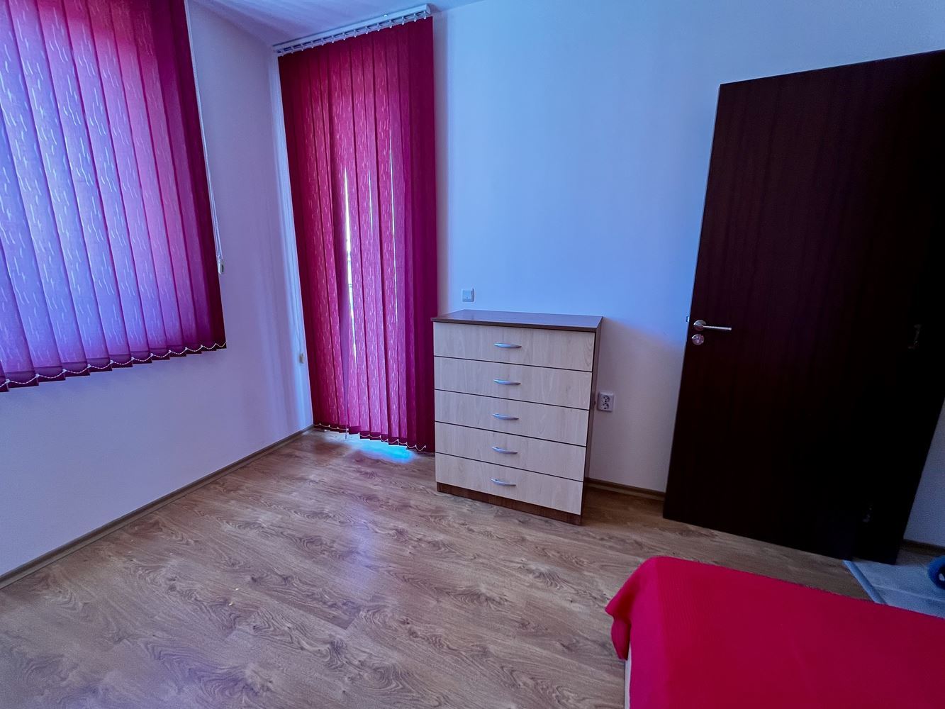 Mořský komfort a klid v blízkosti Nesebaru! Zařízený apartmán s jednou ložnicí s výhledem na bazén v luxusním uzavřeném komplexu