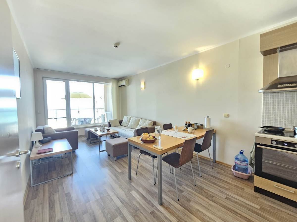 Luxusní apartmán se třemi ložnicemi na první linii u moře v Obzoru – panoramatický výhled na moře a hory