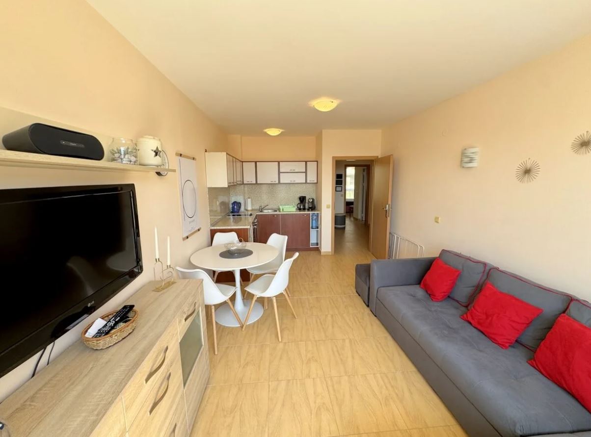 Apartmán se dvěma ložnicemi ve Sveti Vlas – panoramatické výhledy a pohodlí v uzavřeném komplexu