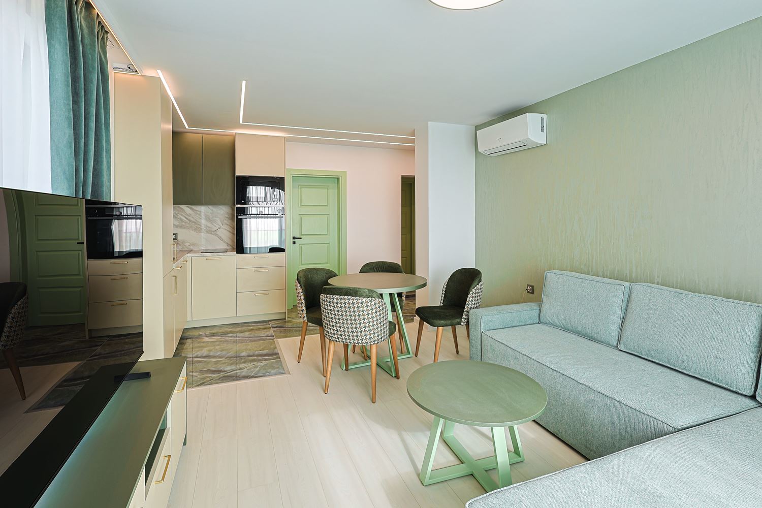 Apartmán se dvěma ložnicemi a panoramatickým výhledem na moře v klidném zeleném komplexu ve Slunečném pobřeží