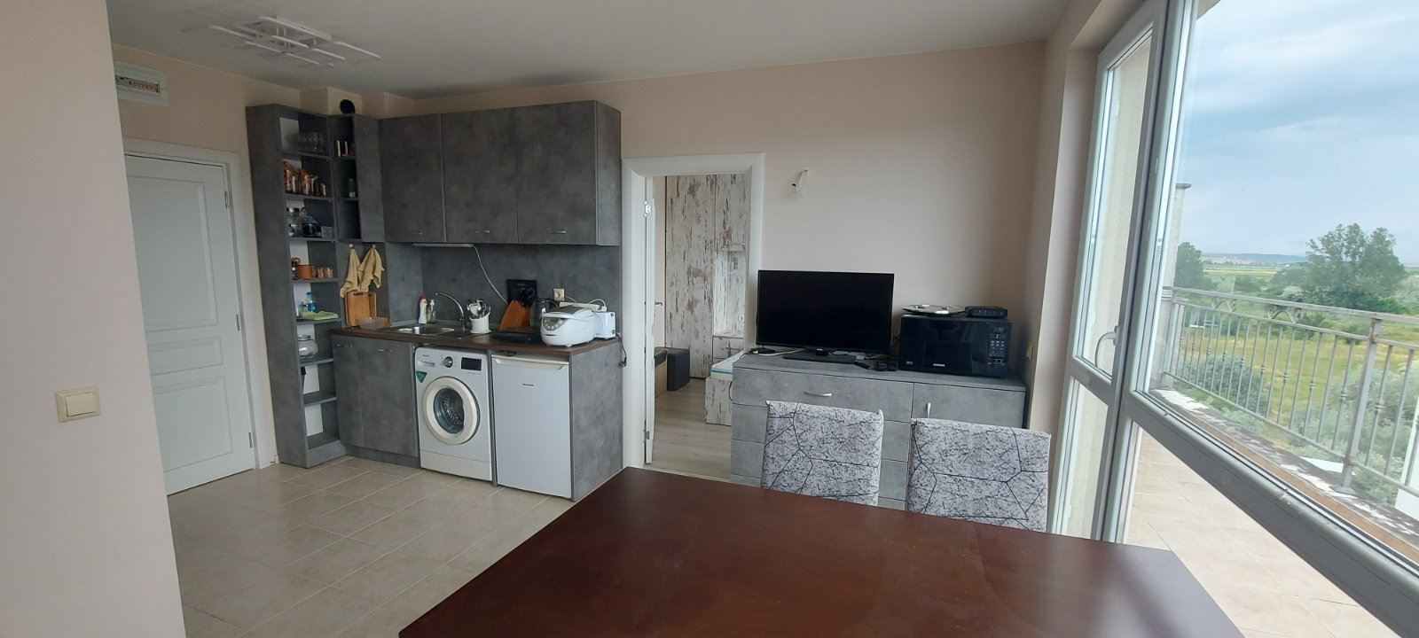 Prostorný apartmán s jednou ložnicí na Slunečném pobřeží – komfort, zeleň a skvělé zázemí v moderním komplexu