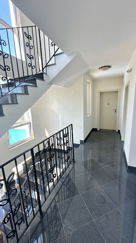 Prostorný apartmán s jednou ložnicí a panoramatickým výhledem na moře v Černomorci – připravený domov u moře