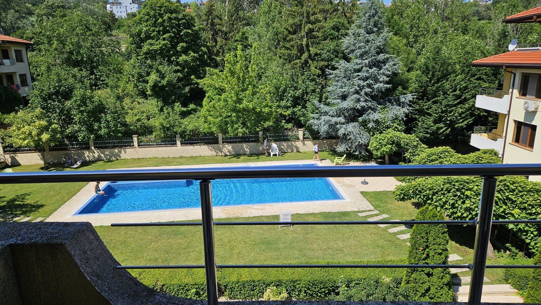 Mořské panorama a komfort pouhých 100 metrů od pláže! Zařízený apartmán s jednou ložnicí v komplexu v Byale