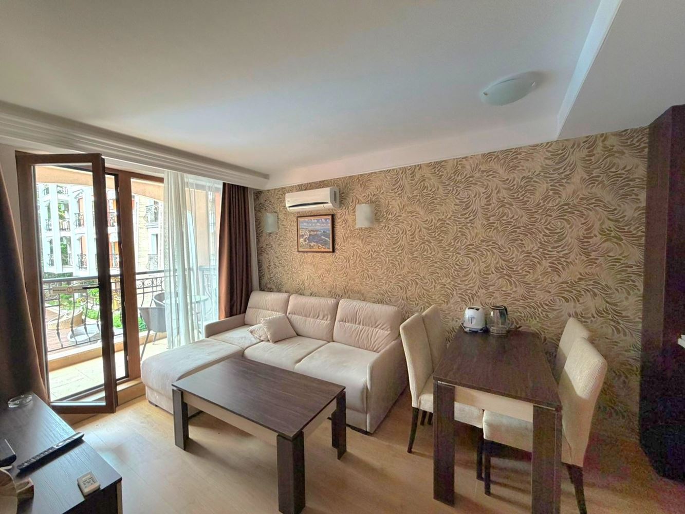 Dvouložnicový apartmán s výhledem na bazén v celoročním komplexu v srdci Slunečného pobřeží