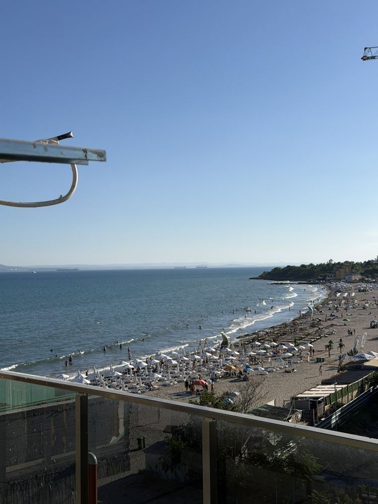 Dvoupokojový apartmán v první linii u moře v Pomorie – moderní architektura, panoramatické výhledy na moře a skvělá lokalita!