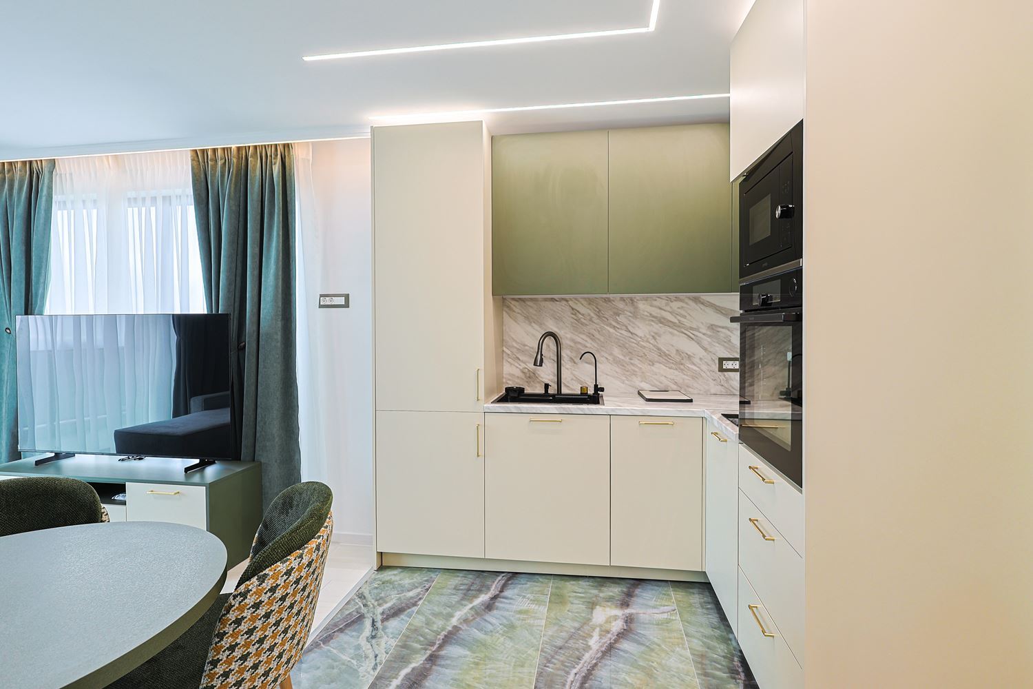Apartmán se dvěma ložnicemi a panoramatickým výhledem na moře v klidném zeleném komplexu ve Slunečném pobřeží