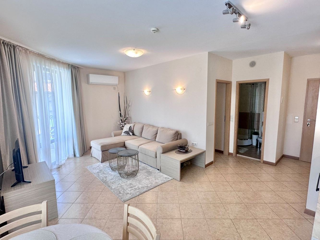 Jedinečný 2+kk apartmán s balkonem a výhledem na bazén v prestižním komplexu ve Slunečném pobřeží