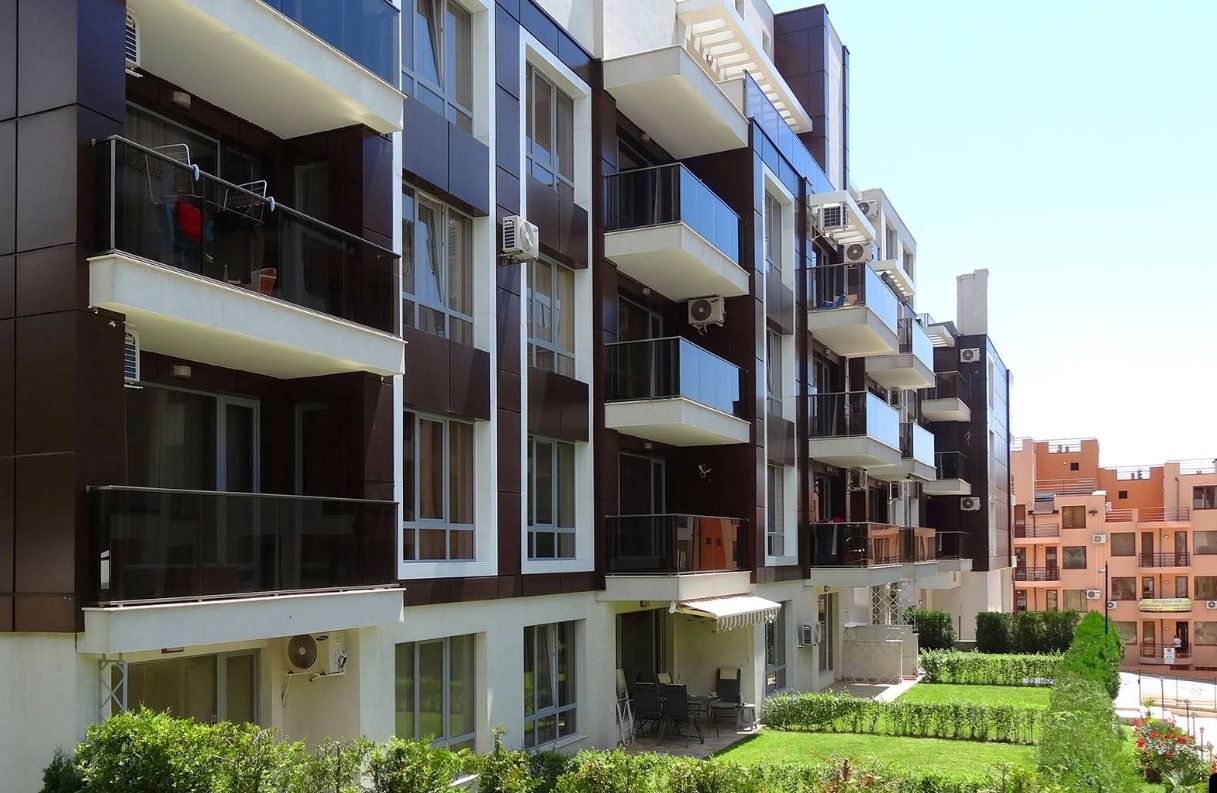Prostorný apartmán se dvěma ložnicemi a parkovacím místem 200 metrů od moře ve Sveti Vlas