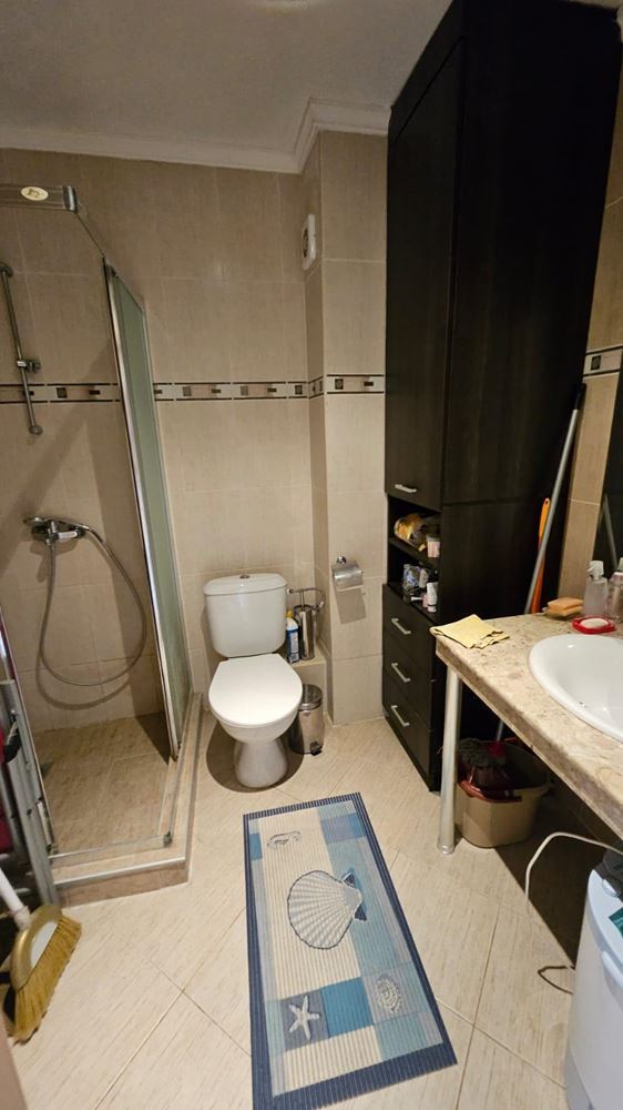 Prostorný byt s jednou ložnicí na první linii u moře v Carevu s kompletním vybavením