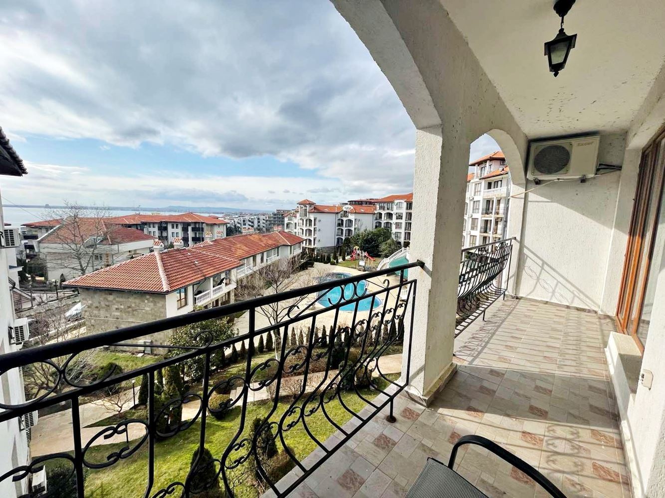 Apartmán s jednou ložnicí a panoramatickým výhledem na moře v Svatém Vlasu – styl, komfort a skvělá investice