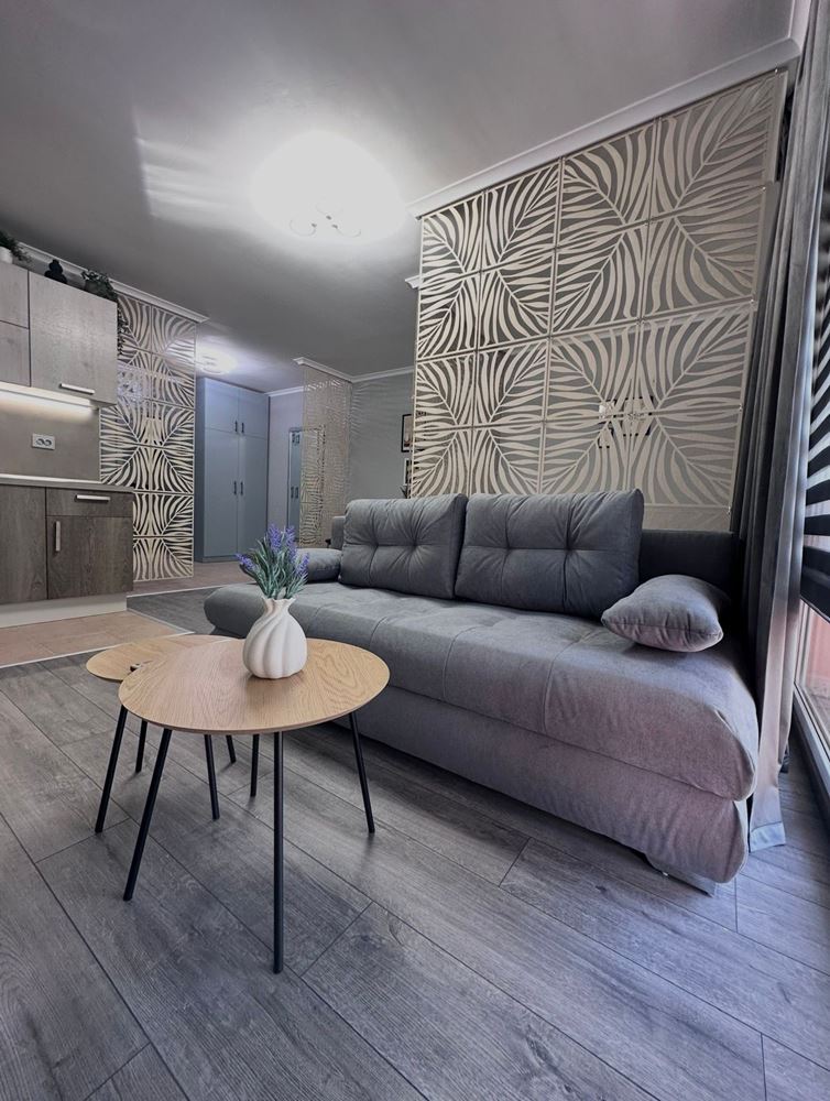 Dvouložnicový apartmán s částečným výhledem na moře v Sveti Vlas – zařízený, po rekonstrukci, v luxusním uzavřeném komplexu