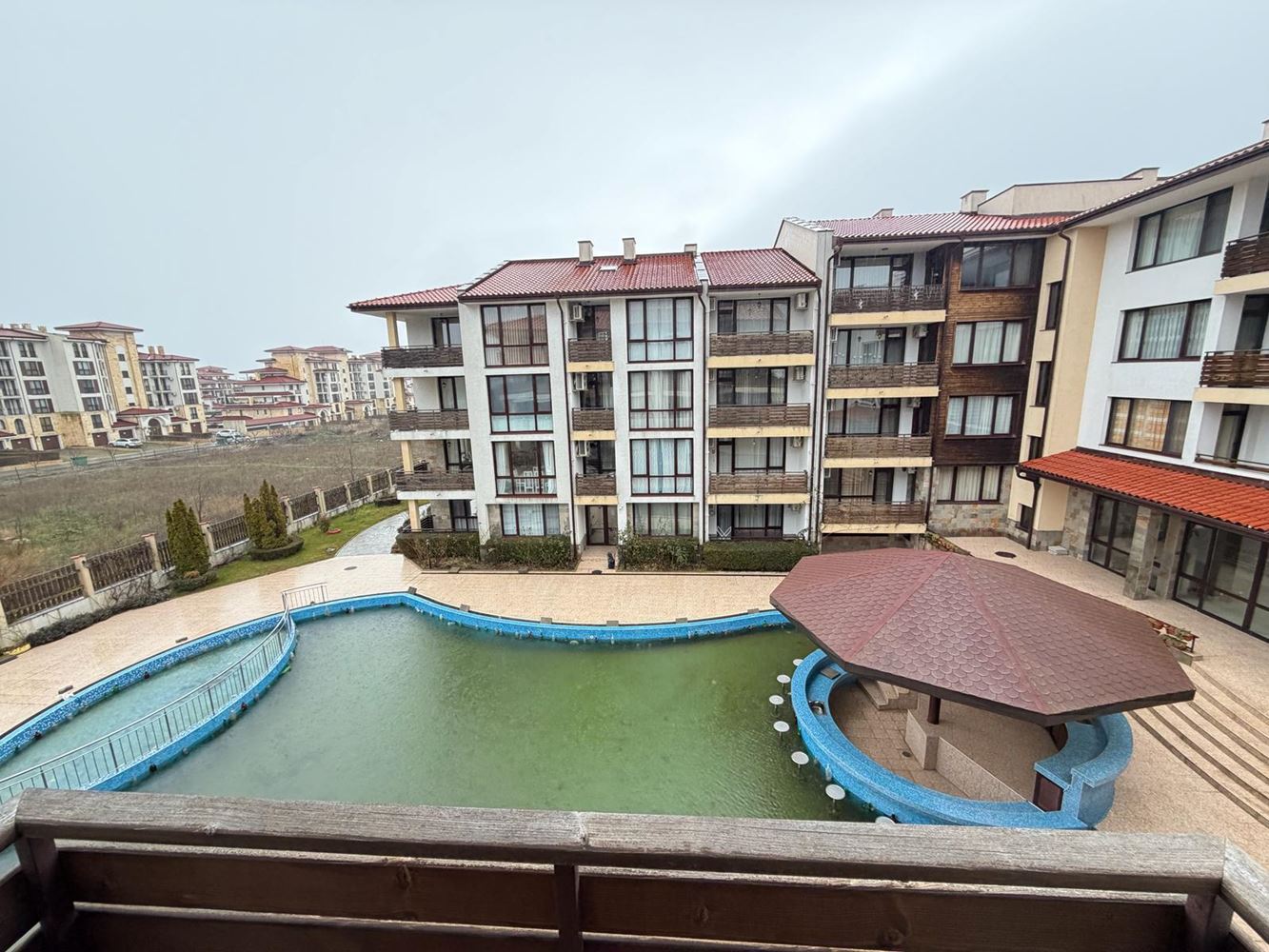 Prostorný třípokojový apartmán v Nesebaru – plně zařízený, v klidné a rychle se rozvíjející oblasti u moře