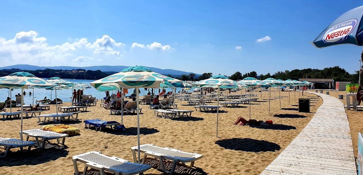 Apartmán se dvěma ložnicemi v první linii u moře v Kitenu s panoramatickým výhledem na moře a působivými terasami