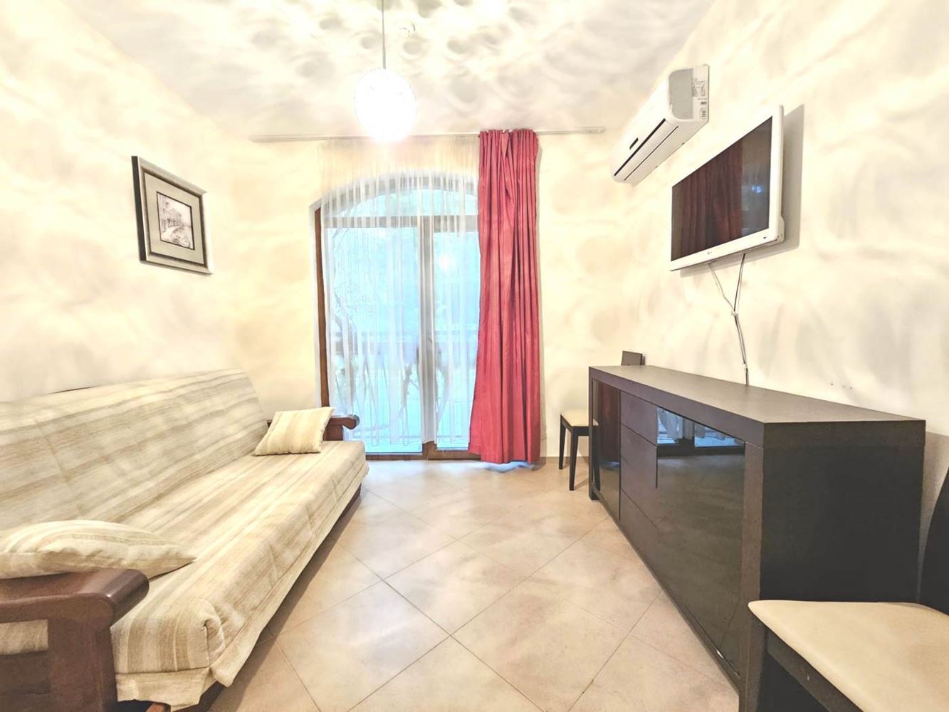 Třípokojový apartmán v přízemí s přímým přístupem k bazénu v luxusním komplexu ve Slunečném pobřeží