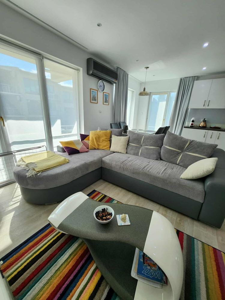 Apartmán se dvěma ložnicemi s výhledem na bazén ve Sveti Vlas – komfort, styl a skvělá lokalita