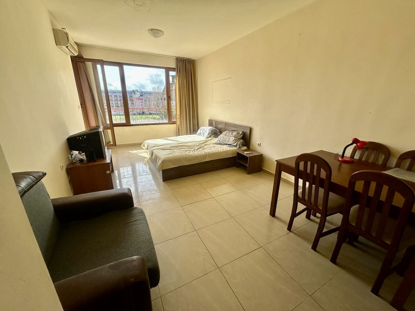 Dvoupokojový apartmán v centrální části Slunečného pobřeží s výhledem na bazén