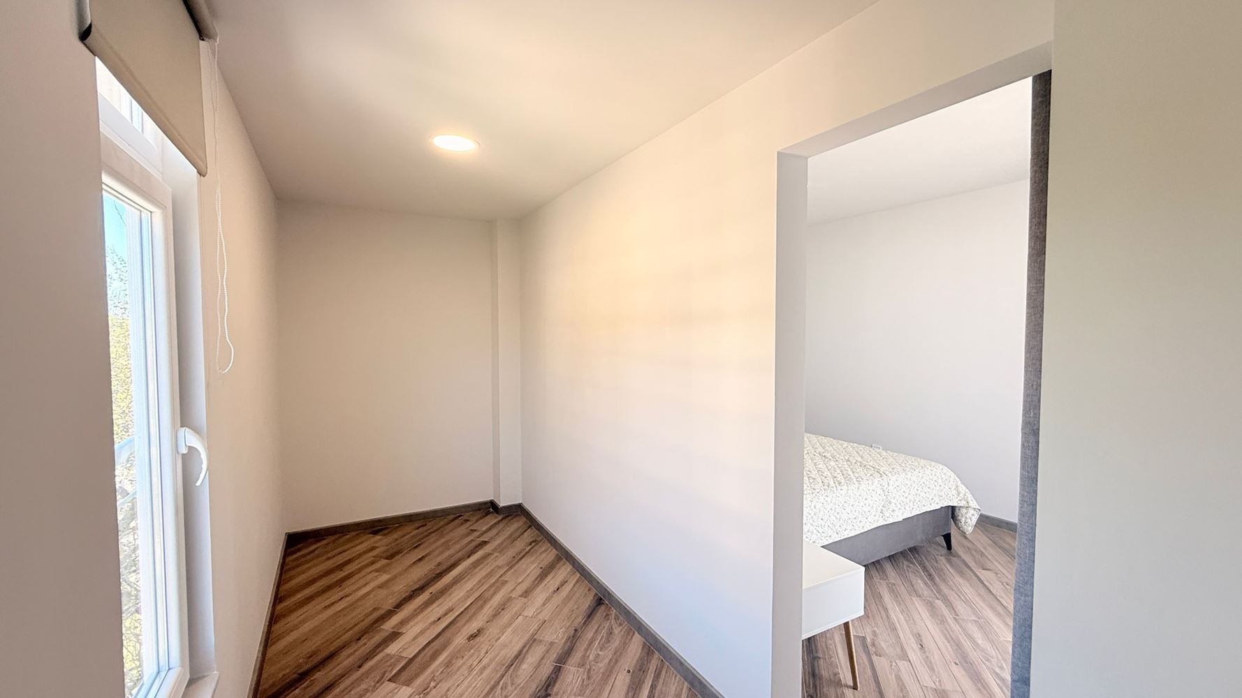 Luxusní apartmán se třemi ložnicemi na první linii v Ravdě – prostor, prestiž a úchvatné mořské panorama