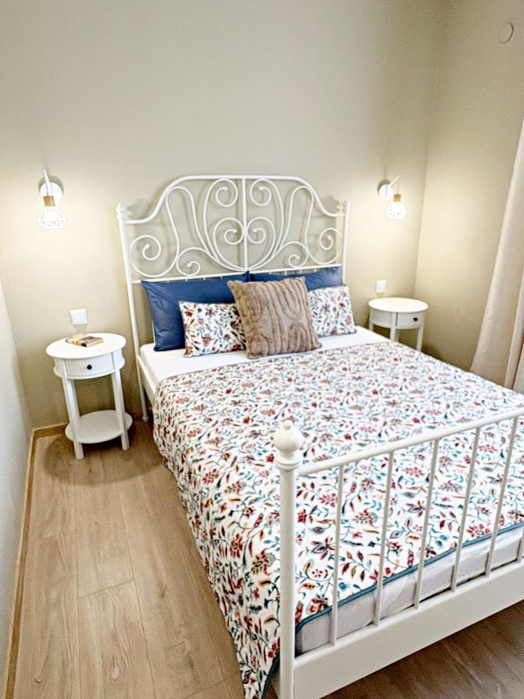 Stylový byt s jednou ložnicí s nízkým poplatkem za údržbu ve výborném komplexu na Slunečném pobřeží – připraven k nastěhování nebo investici