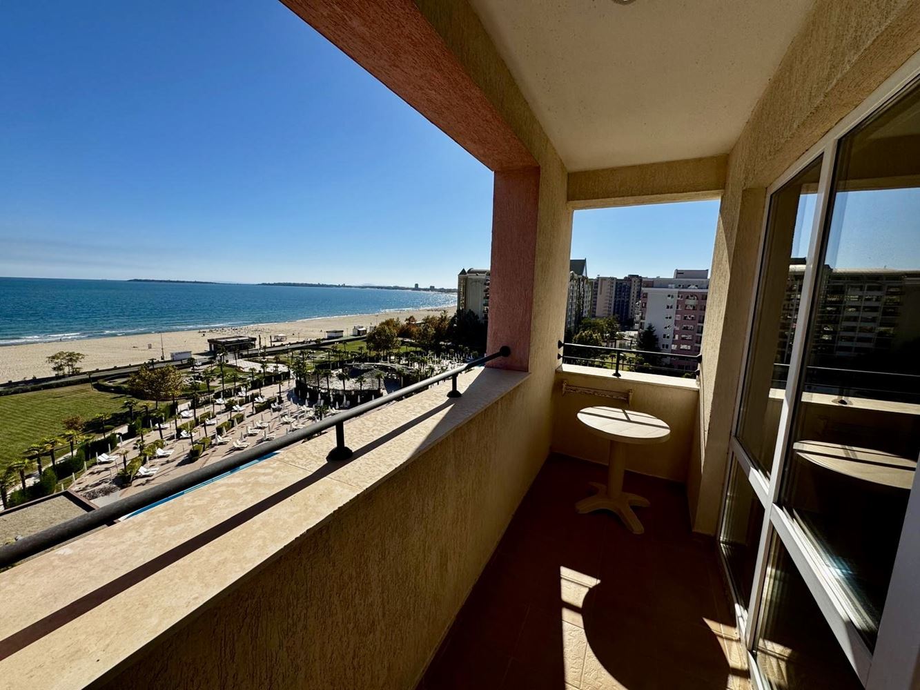 Prostorný apartmán s jednou ložnicí, velkou terasou a panoramatickým výhledem na moře