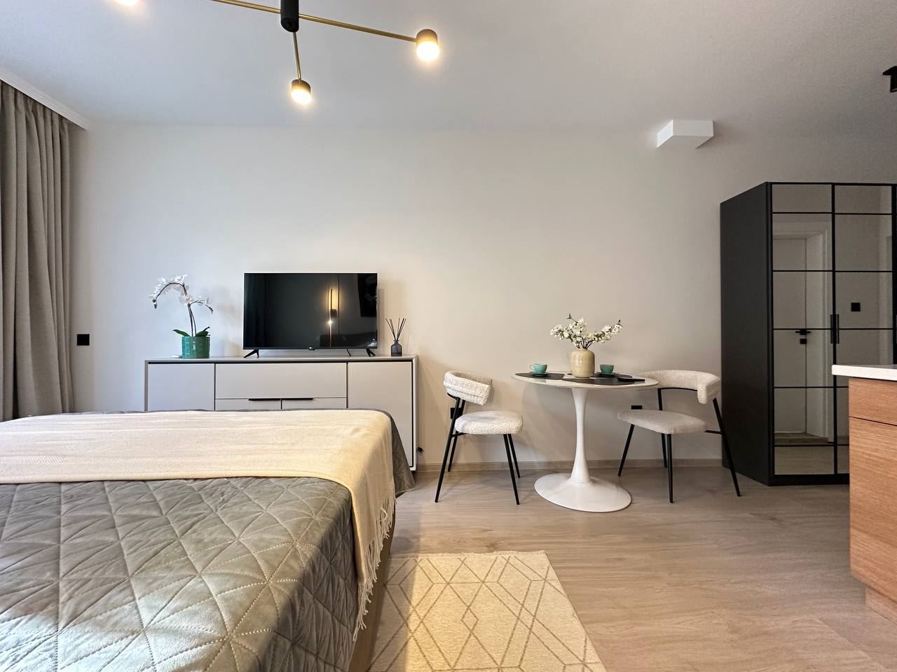 Stylový a útulný apartmán s přímým vstupem k bazénu – moderní studio v uzavřeném komplexu 300 m od moře
