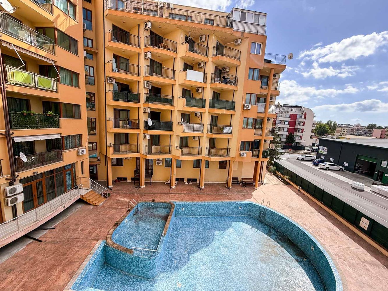 Sluneční pobřeží: útulný apartmán s jednou ložnicí s nízkým poplatkem za údržbu