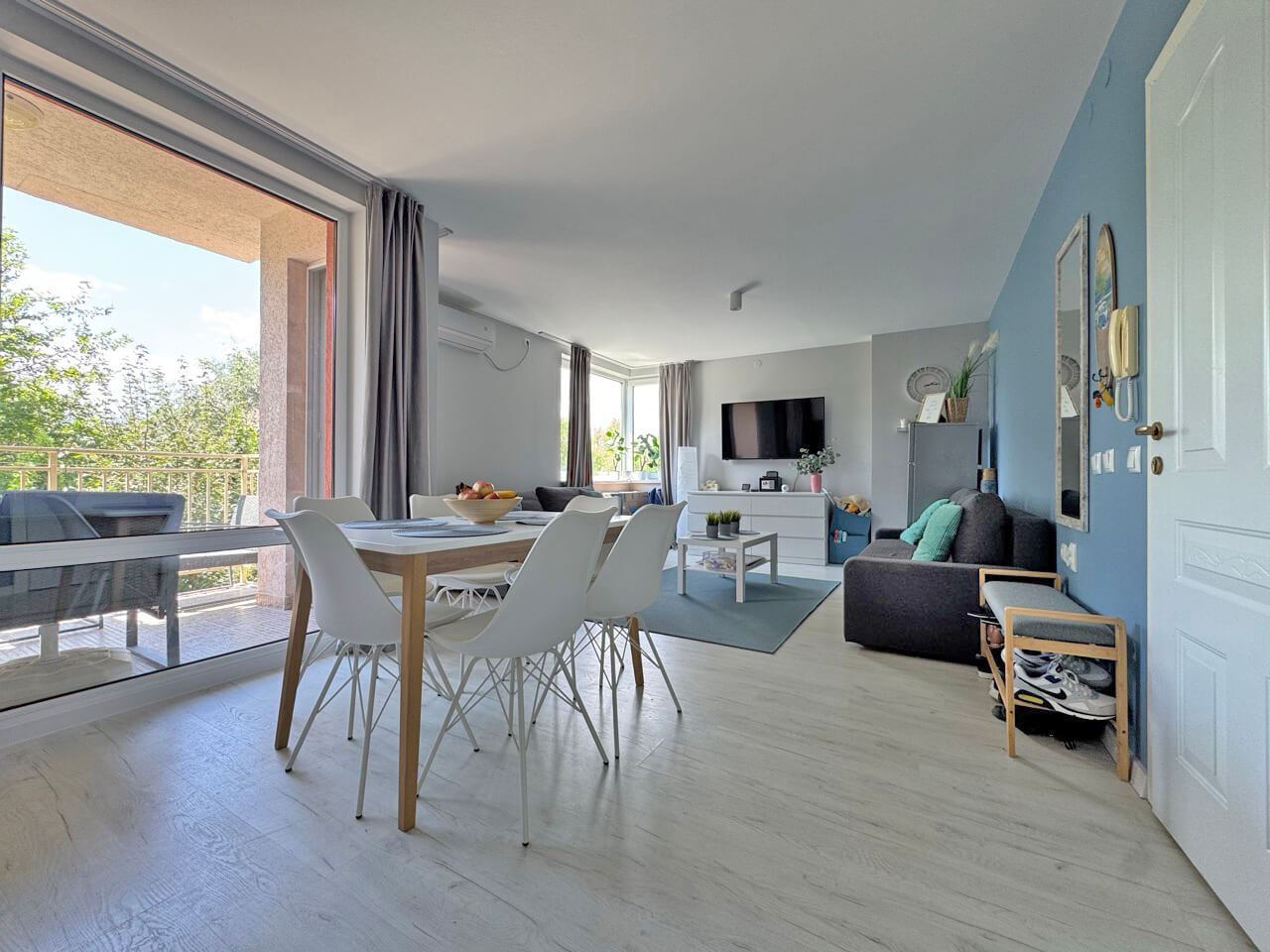 Stylový apartmán s jednou ložnicí v prestižním komplexu na Slunečném pobřeží – kompletně zrekonstruovaný a připravený k užívání