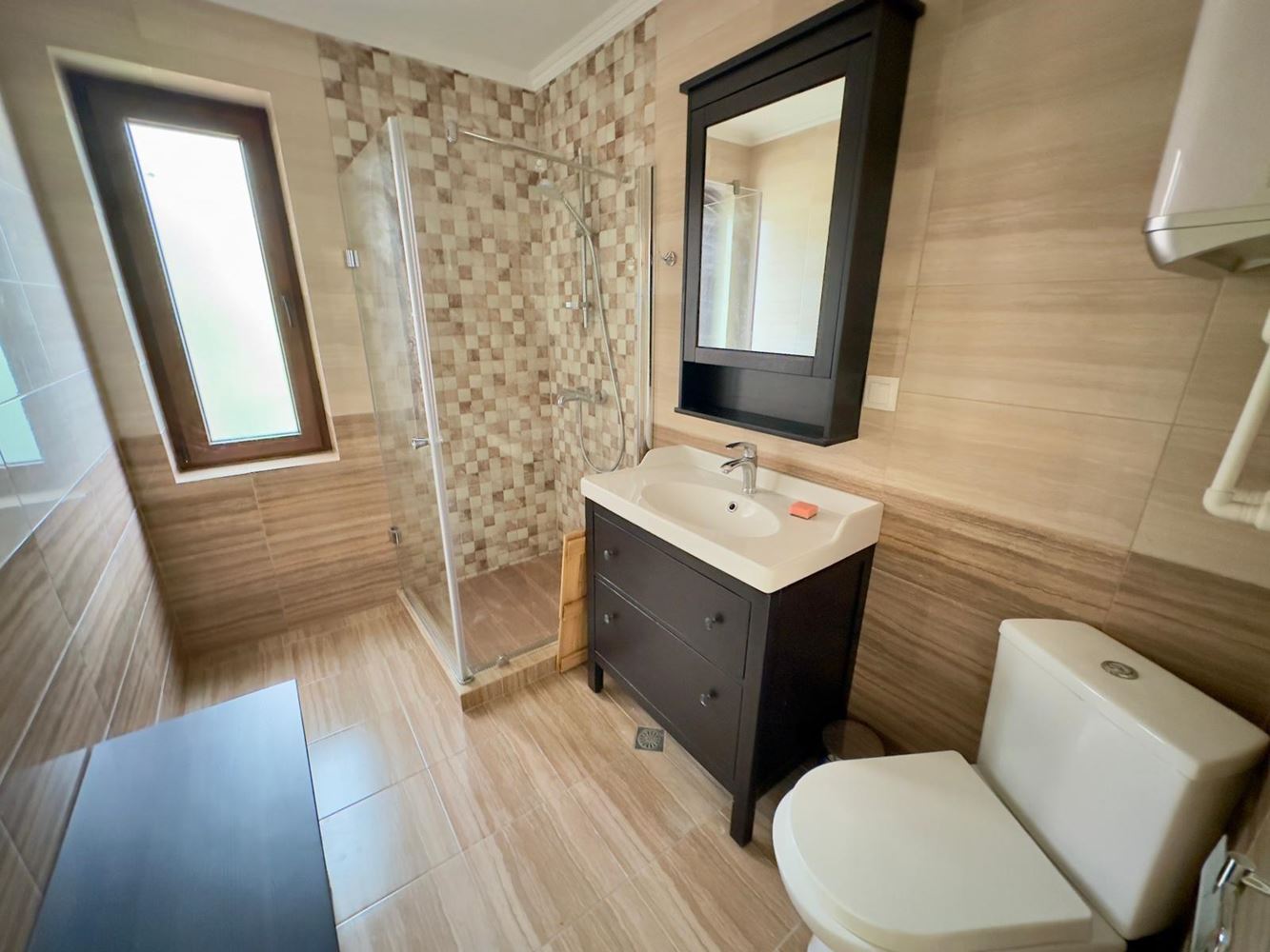 Prostorný apartmán s jednou ložnicí v Nesebaru – vynikající volba pro celoroční bydlení a investici
